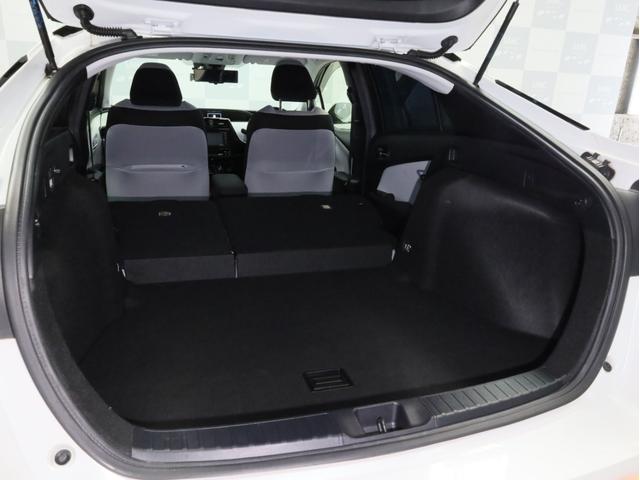 プリウス ＳセーフティプラスＩＩ　禁煙車　レーダークルーズコントロール　レーントレーシングアシスト　純正ナビＴＶ　Ｂｌｕｅｔｏｏｔｈ接続　バックカメラ　デジタルルームミラー　ブラインドスポット　ＬＥＤヘッドライト　オートハイビーム（68枚目）