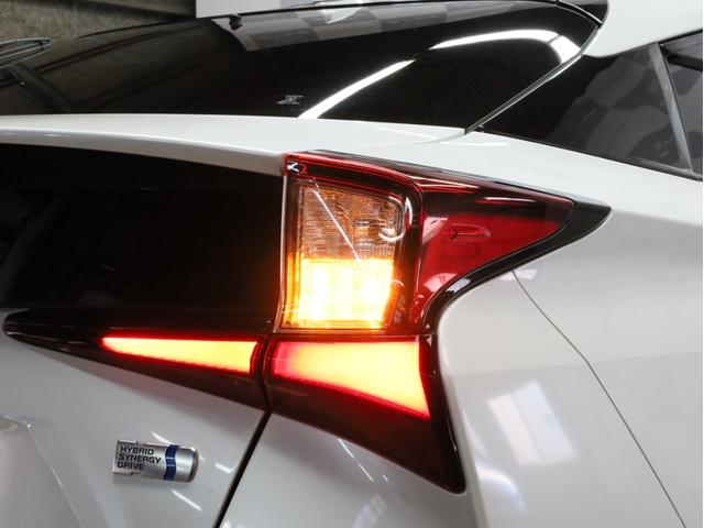 プリウス ＳセーフティプラスＩＩ　禁煙車　レーダークルーズコントロール　レーントレーシングアシスト　純正ナビＴＶ　Ｂｌｕｅｔｏｏｔｈ接続　バックカメラ　デジタルルームミラー　ブラインドスポット　ＬＥＤヘッドライト　オートハイビーム（76枚目）