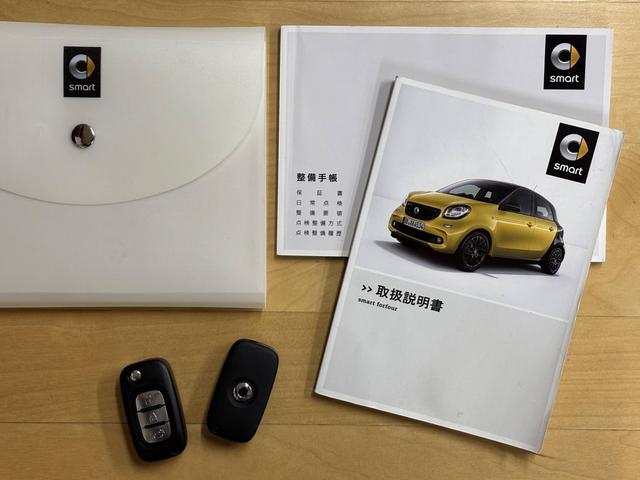 スマートフォーフォー BRABUS エクスクルーシブ 禁煙車 黒革シート シートヒーター ガラスルーフ USB入力端子 Bluetooth接続 ブラバスコンプリート レザーダッシュボード 専用エンジン 専用マフラー 専用AT 専用サスペンション ETC(3枚目)