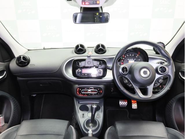 スマートフォーフォー BRABUS エクスクルーシブ 禁煙車 黒革シート シートヒーター ガラスルーフ USB入力端子 Bluetooth接続 ブラバスコンプリート レザーダッシュボード 専用エンジン 専用マフラー 専用AT 専用サスペンション ETC(4枚目)