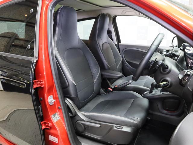 スマートフォーフォー BRABUS エクスクルーシブ 禁煙車 黒革シート シートヒーター ガラスルーフ USB入力端子 Bluetooth接続 ブラバスコンプリート レザーダッシュボード 専用エンジン 専用マフラー 専用AT 専用サスペンション ETC(5枚目)