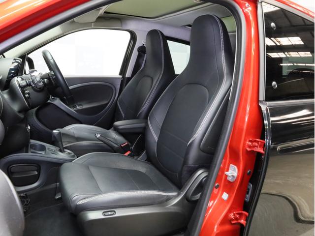 スマートフォーフォー BRABUS エクスクルーシブ 禁煙車 黒革シート シートヒーター ガラスルーフ USB入力端子 Bluetooth接続 ブラバスコンプリート レザーダッシュボード 専用エンジン 専用マフラー 専用AT 専用サスペンション ETC(10枚目)