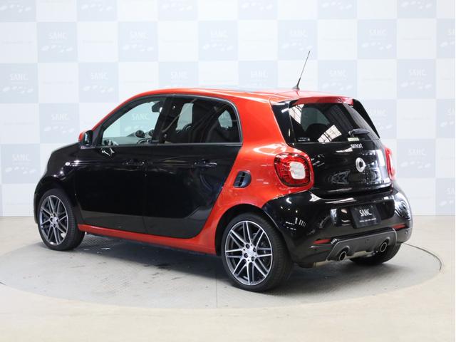 スマートフォーフォー BRABUS エクスクルーシブ 禁煙車 黒革シート シートヒーター ガラスルーフ USB入力端子 Bluetooth接続 ブラバスコンプリート レザーダッシュボード 専用エンジン 専用マフラー 専用AT 専用サスペンション ETC(32枚目)