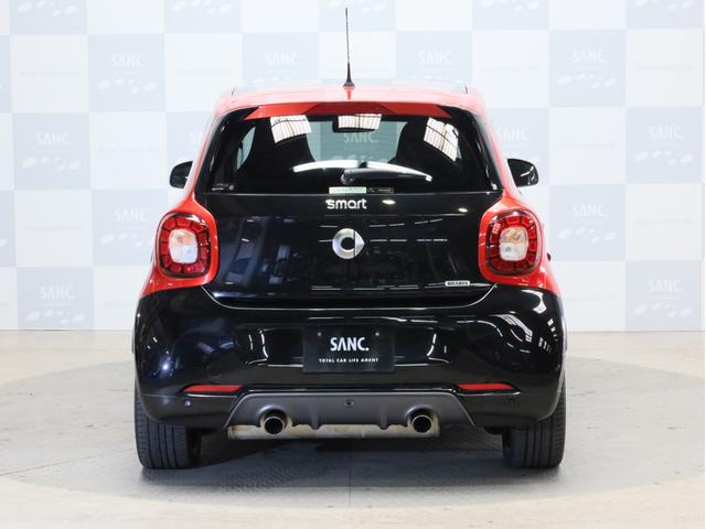 スマートフォーフォー BRABUS エクスクルーシブ 禁煙車 黒革シート シートヒーター ガラスルーフ USB入力端子 Bluetooth接続 ブラバスコンプリート レザーダッシュボード 専用エンジン 専用マフラー 専用AT 専用サスペンション ETC(33枚目)