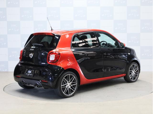 スマートフォーフォー BRABUS エクスクルーシブ 禁煙車 黒革シート シートヒーター ガラスルーフ USB入力端子 Bluetooth接続 ブラバスコンプリート レザーダッシュボード 専用エンジン 専用マフラー 専用AT 専用サスペンション ETC(34枚目)