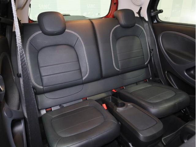 スマートフォーフォー BRABUS エクスクルーシブ 禁煙車 黒革シート シートヒーター ガラスルーフ USB入力端子 Bluetooth接続 ブラバスコンプリート レザーダッシュボード 専用エンジン 専用マフラー 専用AT 専用サスペンション ETC(52枚目)