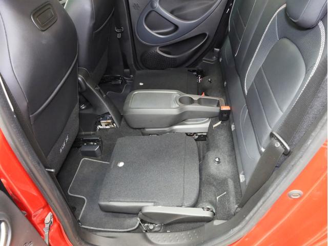 スマートフォーフォー BRABUS エクスクルーシブ 禁煙車 黒革シート シートヒーター ガラスルーフ USB入力端子 Bluetooth接続 ブラバスコンプリート レザーダッシュボード 専用エンジン 専用マフラー 専用AT 専用サスペンション ETC(55枚目)