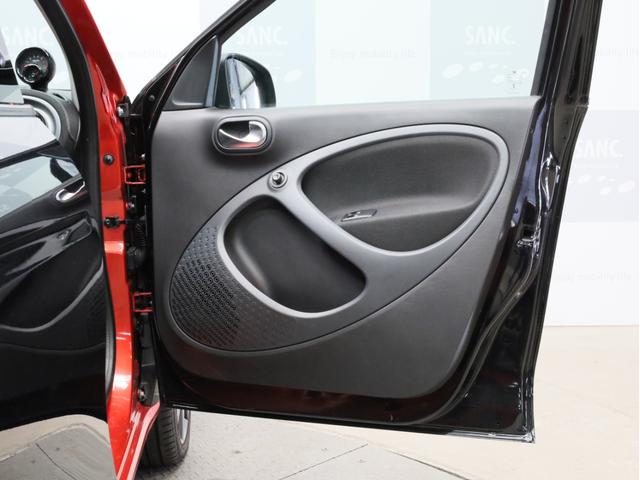 スマートフォーフォー BRABUS エクスクルーシブ 禁煙車 黒革シート シートヒーター ガラスルーフ USB入力端子 Bluetooth接続 ブラバスコンプリート レザーダッシュボード 専用エンジン 専用マフラー 専用AT 専用サスペンション ETC(63枚目)