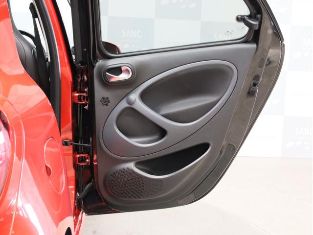 スマートフォーフォー BRABUS エクスクルーシブ 禁煙車 黒革シート シートヒーター ガラスルーフ USB入力端子 Bluetooth接続 ブラバスコンプリート レザーダッシュボード 専用エンジン 専用マフラー 専用AT 専用サスペンション ETC(64枚目)