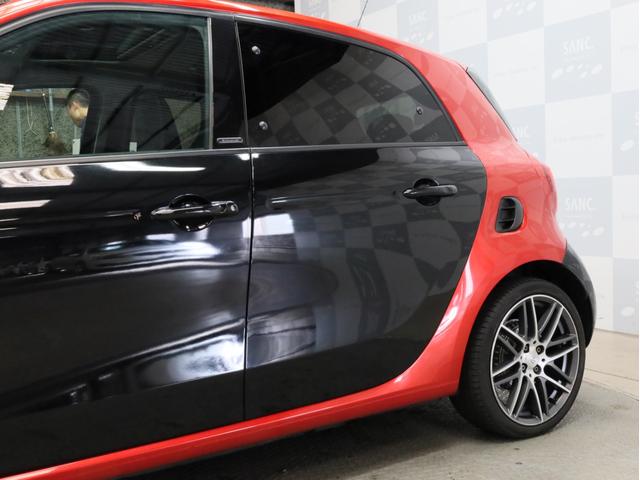 スマートフォーフォー BRABUS エクスクルーシブ 禁煙車 黒革シート シートヒーター ガラスルーフ USB入力端子 Bluetooth接続 ブラバスコンプリート レザーダッシュボード 専用エンジン 専用マフラー 専用AT 専用サスペンション ETC(69枚目)