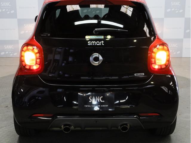 スマートフォーフォー BRABUS エクスクルーシブ 禁煙車 黒革シート シートヒーター ガラスルーフ USB入力端子 Bluetooth接続 ブラバスコンプリート レザーダッシュボード 専用エンジン 専用マフラー 専用AT 専用サスペンション ETC(71枚目)