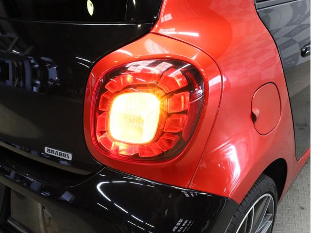 スマートフォーフォー BRABUS エクスクルーシブ 禁煙車 黒革シート シートヒーター ガラスルーフ USB入力端子 Bluetooth接続 ブラバスコンプリート レザーダッシュボード 専用エンジン 専用マフラー 専用AT 専用サスペンション ETC(72枚目)