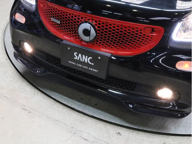 スマートフォーフォー BRABUS エクスクルーシブ 禁煙車 黒革シート シートヒーター ガラスルーフ USB入力端子 Bluetooth接続 ブラバスコンプリート レザーダッシュボード 専用エンジン 専用マフラー 専用AT 専用サスペンション ETC(75枚目)