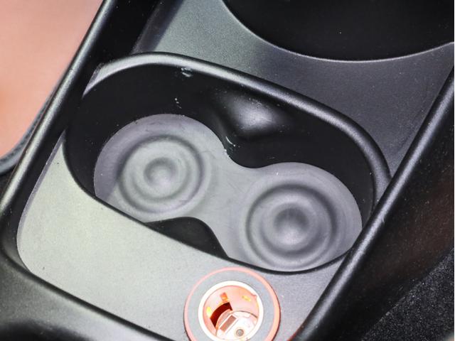 アバルト５９５ ツーリズモ　禁煙　茶革シート　ケンウッド製彩速ナビ　フルセグＴＶ　ＵＳＢ入力端子　Ｂｌｕｅｔｏｏｔｈ　ＤＶＤ再生　フルセグＴＶ　バックカメラ　リアコーナーセンサー　１７インチアルミホイール　バイキセノン（48枚目）