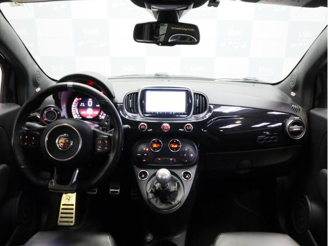 アバルト595 スコルピオーネオーロ 禁煙 5速MT レコードモンツァマフラー 専用17AW チェッカーフラッグルーフ ゴールドピンストライプ 専用シート Beatsオーディオ カロッツェリア製ナビTV DVD再生 バックカメラ(7枚目)