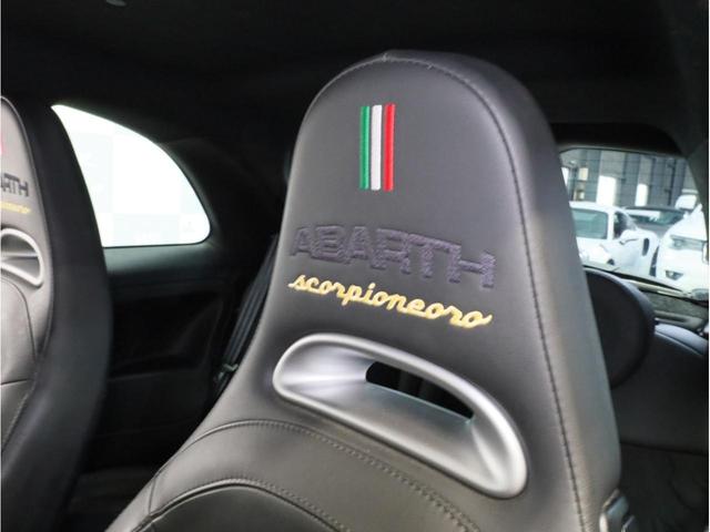 アバルト595 スコルピオーネオーロ 禁煙 5速MT レコードモンツァマフラー 専用17AW チェッカーフラッグルーフ ゴールドピンストライプ 専用シート Beatsオーディオ カロッツェリア製ナビTV DVD再生 バックカメラ(9枚目)