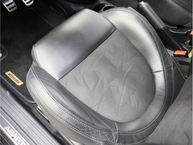 アバルト595 スコルピオーネオーロ 禁煙 5速MT レコードモンツァマフラー 専用17AW チェッカーフラッグルーフ ゴールドピンストライプ 専用シート Beatsオーディオ カロッツェリア製ナビTV DVD再生 バックカメラ(11枚目)