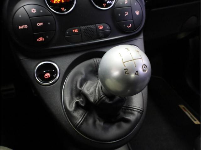 アバルト595 スコルピオーネオーロ 禁煙 5速MT レコードモンツァマフラー 専用17AW チェッカーフラッグルーフ ゴールドピンストライプ 専用シート Beatsオーディオ カロッツェリア製ナビTV DVD再生 バックカメラ(16枚目)