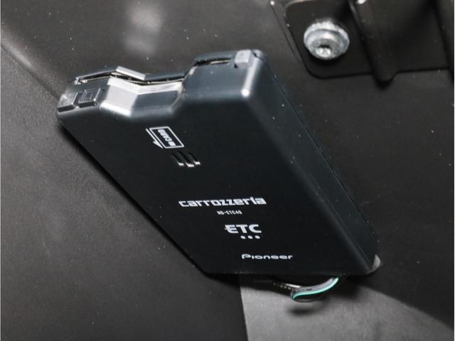 アバルト595 スコルピオーネオーロ 禁煙 5速MT レコードモンツァマフラー 専用17AW チェッカーフラッグルーフ ゴールドピンストライプ 専用シート Beatsオーディオ カロッツェリア製ナビTV DVD再生 バックカメラ(20枚目)