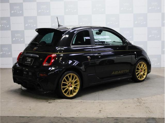 アバルト595 スコルピオーネオーロ 禁煙 5速MT レコードモンツァマフラー 専用17AW チェッカーフラッグルーフ ゴールドピンストライプ 専用シート Beatsオーディオ カロッツェリア製ナビTV DVD再生 バックカメラ(35枚目)