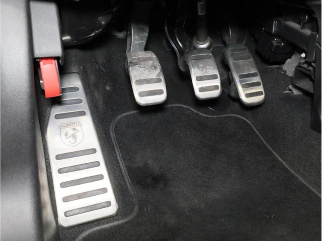 アバルト595 スコルピオーネオーロ 禁煙 5速MT レコードモンツァマフラー 専用17AW チェッカーフラッグルーフ ゴールドピンストライプ 専用シート Beatsオーディオ カロッツェリア製ナビTV DVD再生 バックカメラ(64枚目)