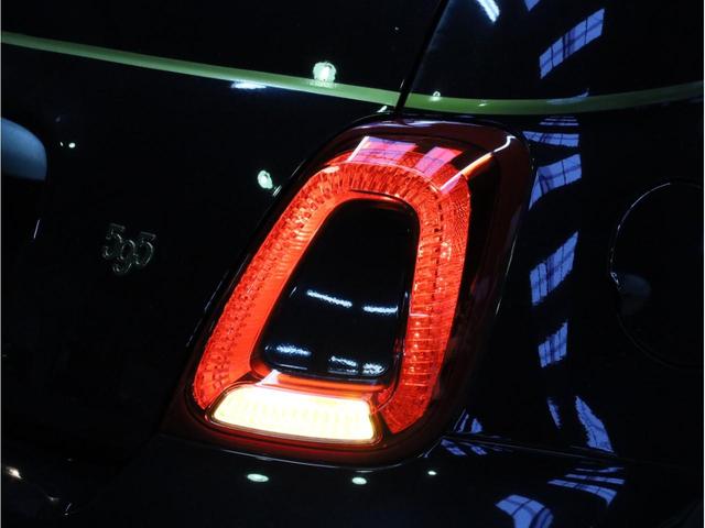 アバルト595 スコルピオーネオーロ 禁煙 5速MT レコードモンツァマフラー 専用17AW チェッカーフラッグルーフ ゴールドピンストライプ 専用シート Beatsオーディオ カロッツェリア製ナビTV DVD再生 バックカメラ(75枚目)