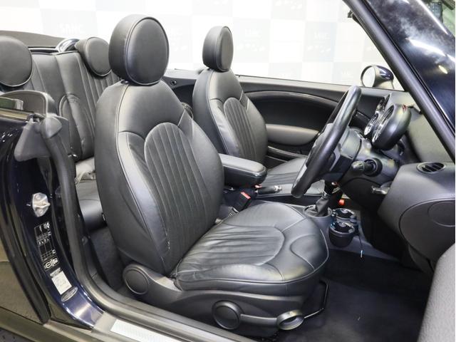 ■レザー調シートカバー　■シートヒーター　■センターアームレスト