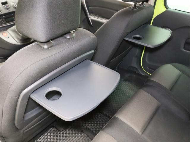 カングー クルール　禁煙　２００台限定特別仕様車　特別ボディカラー　ブラック前後バンパー　電動格納式ブラックドアミラー　ゲトラグ製６段ＥＤＣ　ＵＳＢ端子　Ｂｌｕｅｔｏｏｔｈ　両側スライドドア　リア観音開きドア（9枚目）