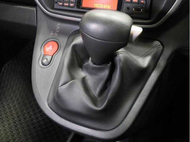 カングー クルール　禁煙　２００台限定特別仕様車　特別ボディカラー　ブラック前後バンパー　電動格納式ブラックドアミラー　ゲトラグ製６段ＥＤＣ　ＵＳＢ端子　Ｂｌｕｅｔｏｏｔｈ　両側スライドドア　リア観音開きドア（12枚目）