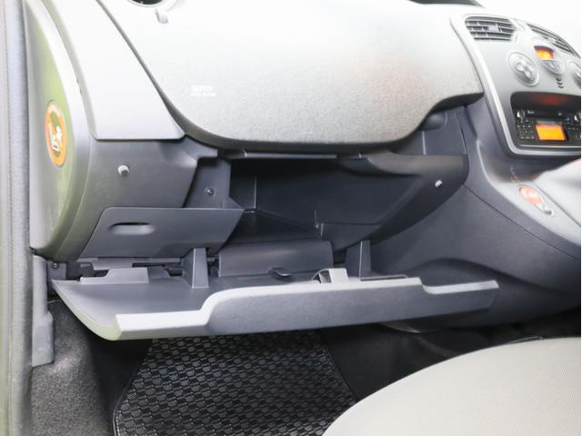 カングー クルール　禁煙　２００台限定特別仕様車　特別ボディカラー　ブラック前後バンパー　電動格納式ブラックドアミラー　ゲトラグ製６段ＥＤＣ　ＵＳＢ端子　Ｂｌｕｅｔｏｏｔｈ　両側スライドドア　リア観音開きドア（51枚目）