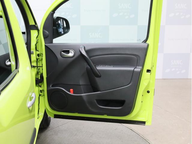 カングー クルール　禁煙　２００台限定特別仕様車　特別ボディカラー　ブラック前後バンパー　電動格納式ブラックドアミラー　ゲトラグ製６段ＥＤＣ　ＵＳＢ端子　Ｂｌｕｅｔｏｏｔｈ　両側スライドドア　リア観音開きドア（56枚目）