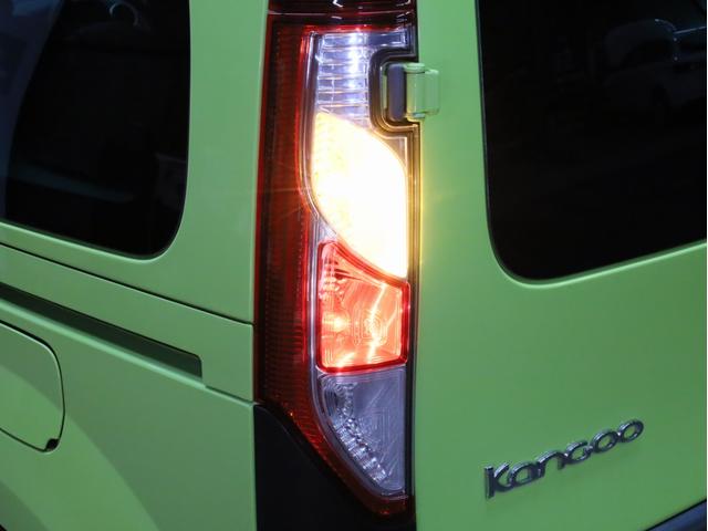 カングー クルール　禁煙　２００台限定特別仕様車　特別ボディカラー　ブラック前後バンパー　電動格納式ブラックドアミラー　ゲトラグ製６段ＥＤＣ　ＵＳＢ端子　Ｂｌｕｅｔｏｏｔｈ　両側スライドドア　リア観音開きドア（71枚目）