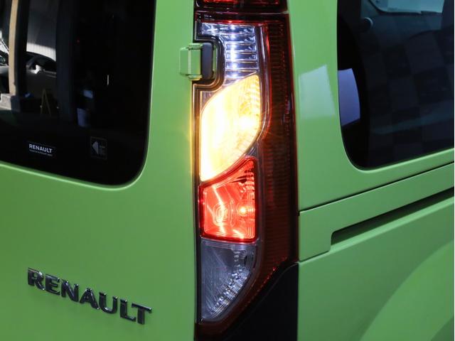 カングー クルール　禁煙　２００台限定特別仕様車　特別ボディカラー　ブラック前後バンパー　電動格納式ブラックドアミラー　ゲトラグ製６段ＥＤＣ　ＵＳＢ端子　Ｂｌｕｅｔｏｏｔｈ　両側スライドドア　リア観音開きドア（76枚目）