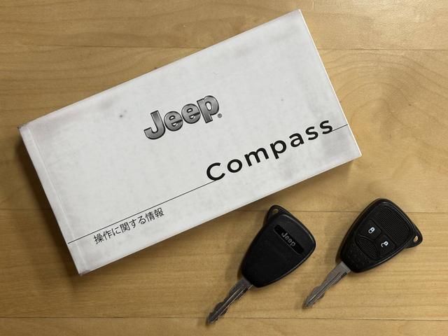 ジープ・コンパス スポーツ　４ＷＤ　禁煙　ストラーダ製２ＤＩＮナビ　フルセグＴＶ　ＤＶＤ再生　Ｂｌｕｅｔｏｏｔｈ　ＳＤカード対応　バックカメラ　サイドカメラ　コムテック製分離型ドライブレコーダー　４ＷＤロックモード（5枚目）