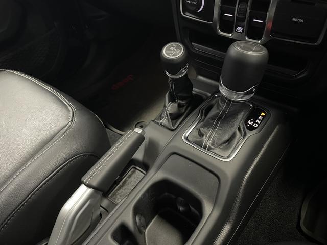 サハラ　認定中古車保証　フロント・サイド・バックカメラ　アダプティブクルーズコントロール　アイドリングストップ　アップルカープレイ　レザーシート　シートヒーター　ステアリングヒーター　ＬＥＤヘッドライト(36枚目)