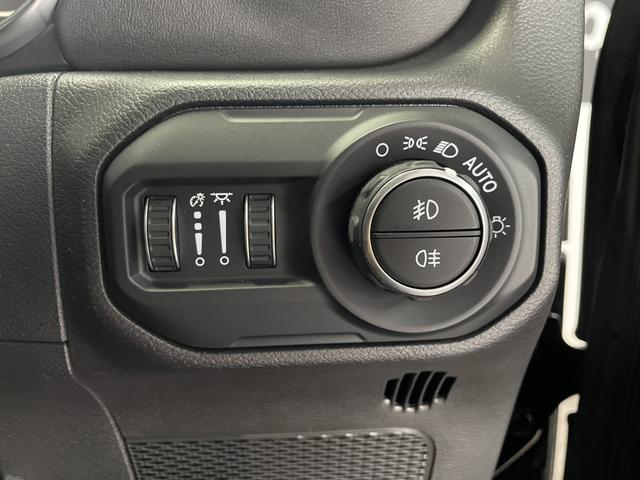サハラ　認定中古車保証　フロント・サイド・バックカメラ　アダプティブクルーズコントロール　アイドリングストップ　アップルカープレイ　レザーシート　シートヒーター　ステアリングヒーター　ＬＥＤヘッドライト(37枚目)