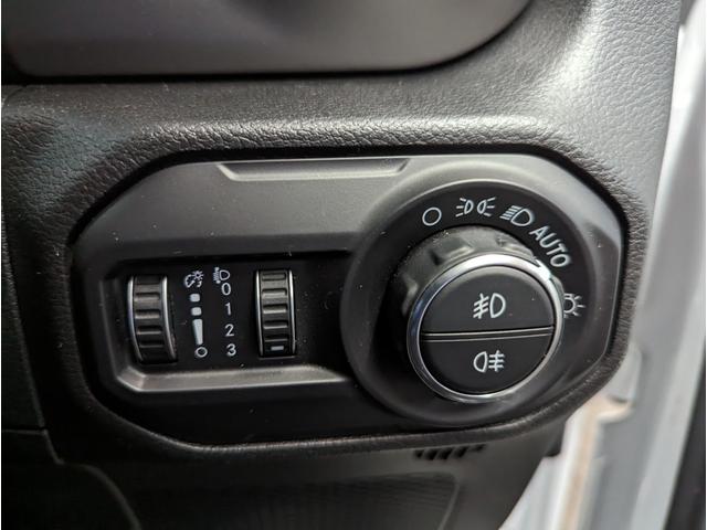 ジープ・ラングラーアンリミテッド スポーツ　認定中古車保証１２ヶ月付　バックカメラ　クルーズコントロール　純正１７インチアルミホイール　ステアリングリモコン　Ｂｌｕｅｔｏｏｔｈ接続　アップルカープレイ　パーキングセンス　ＥＴＣ（37枚目）