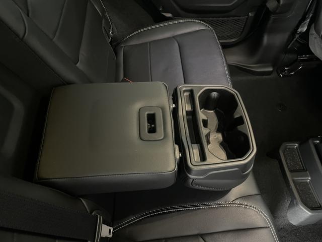 ジープ・ラングラーアンリミテッド サハラ　新車保証継承　ナビゲーションシステム　フルセグＴＶ　バック　フロント　サイドカメラ　レザーシート　ＬＥＤヘッドライト　ＣａｒＰｌａｙ　レザーシート　シートヒーター　純正アルミホイール（42枚目）