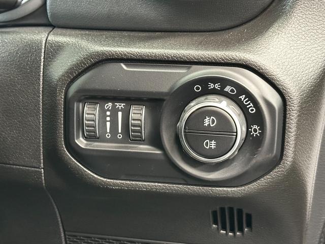 ジープ・ラングラーアンリミテッド サハラ　レザーシート　シートヒーター　ＡｐｐｌｅＣａｒｐｌａｙ　Ｂｌｕｅｔｏｏｔｈ　純正ナビ　フルセグ　ＬＥＤヘッドライト　前面衝突警報　アダプティブクルーズコントロール　バックカメラ　認定中古車保証付（37枚目）