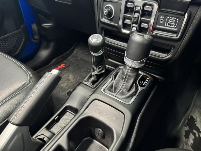ジープ・ラングラーアンリミテッド サハラ　スカイワンタッチパワートップ　３００台限定車　スカイワンタッチパワートップ　レザーシート　シートヒーター　ＡｐｐｌｅＣａｒｐｌａｙ　Ｂｌｕｅｔｏｏｔｈ　純正ナビ　フルセグ　ＬＥＤヘッドライト　前面衝突警報　ＡＣＣ　バックカメラ（37枚目）