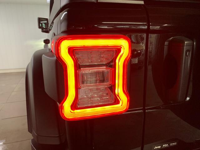 ジープ・ラングラーアンリミテッド スポーツ　ワンオーナー　ＬＥＤ搭載モデル　ＡｐｐｌｅＣａｒｐｌａｙ　Ｂｌｕｅｔｏｏｔｈ接続　クルーズコントロール　バックカメラ　純正１７インチアルミホイール　認定中古車保証（17枚目）