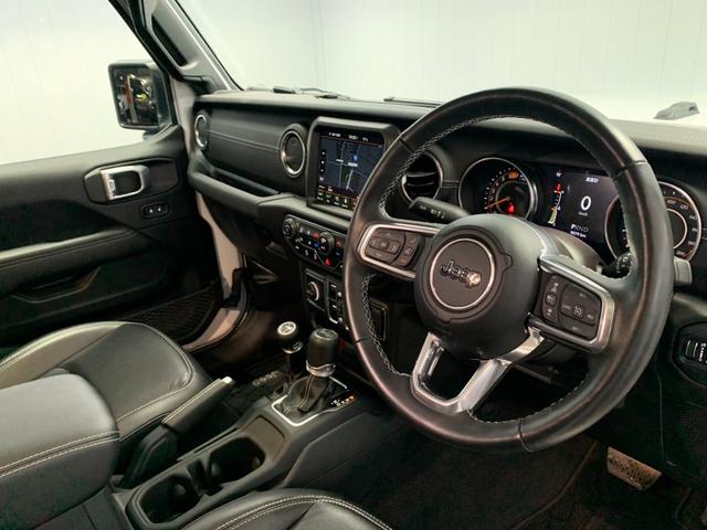 ジープ・ラングラーアンリミテッド サハラ　レザーシート　シートヒーター　ＡｐｐｌｅＣａｒｐｌａｙ　Ｂｌｕｅｔｏｏｔｈ　純正ナビゲーション　フルセグ　ＬＥＤヘッドライト　前面衝突警報　アダプティブクルーズコントロール　バックカメラ　認中保証付（6枚目）