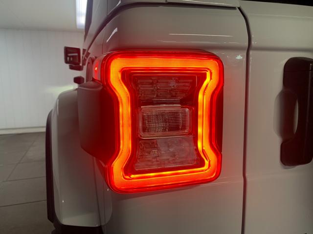 ジープ・ラングラーアンリミテッド サハラ　ワンオーナー　レザーシート　シートヒーター　ＡｐｐｌｅＣａｒｐｌａｙ　Ｂｌｕｅｔｏｏｔｈ接続　純正ナビゲーション　フルセグ　ＬＥＤヘッドライト　前面衝突警報　アダプティブクルーズコントロール　Ｂカメラ（17枚目）