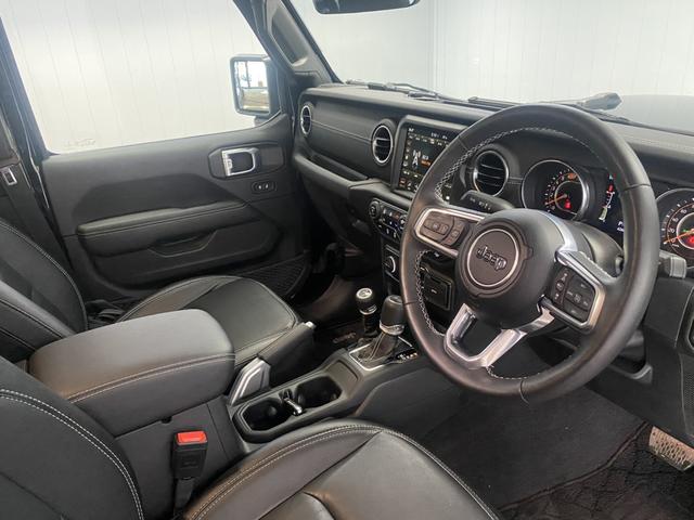 ジープ・ラングラーアンリミテッド サハラ　認定中古車保証付　レザーシート　ＡｐｐｌｅＣａｒＰｌａｙ　Ｂｌｕｅｔｏｏｔｈ　純正ナビゲーション　フルセグ　ＬＥＤヘッド　前面衝突警報　アダプティクルーズコントロール　バックカメラ（6枚目）