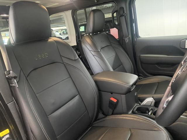 ジープ・ラングラーアンリミテッド サハラ　認定中古車保証付　レザーシート　ＡｐｐｌｅＣａｒＰｌａｙ　Ｂｌｕｅｔｏｏｔｈ　純正ナビゲーション　フルセグ　ＬＥＤヘッド　前面衝突警報　アダプティクルーズコントロール　バックカメラ（7枚目）