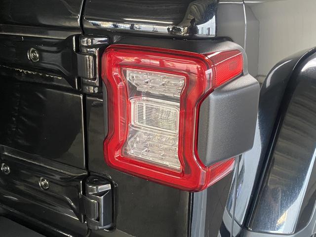 ジープ・ラングラーアンリミテッド サハラ　認定中古車保証付　レザーシート　ＡｐｐｌｅＣａｒＰｌａｙ　Ｂｌｕｅｔｏｏｔｈ　純正ナビゲーション　フルセグ　ＬＥＤヘッド　前面衝突警報　アダプティクルーズコントロール　バックカメラ（19枚目）