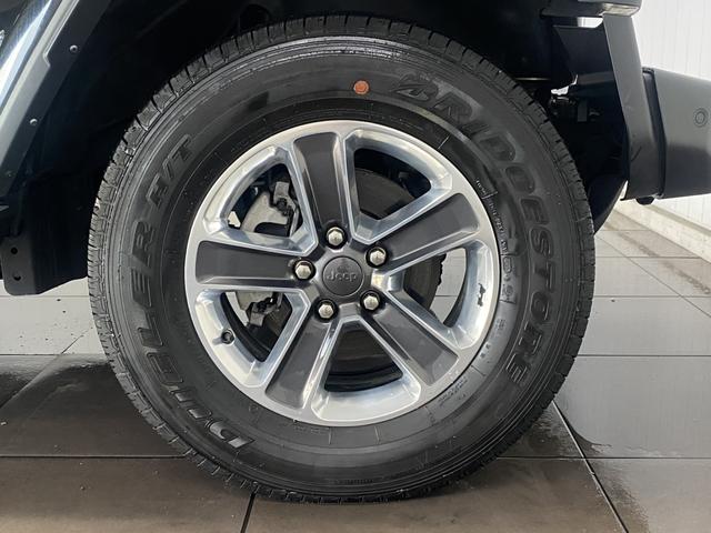 ジープ・ラングラーアンリミテッド サハラ　認定中古車保証付　レザーシート　ＡｐｐｌｅＣａｒＰｌａｙ　Ｂｌｕｅｔｏｏｔｈ　純正ナビゲーション　フルセグ　ＬＥＤヘッド　前面衝突警報　アダプティクルーズコントロール　バックカメラ（21枚目）