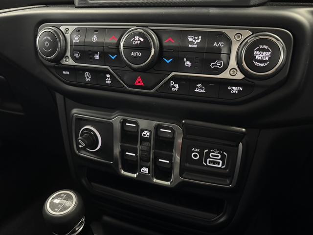 ジープ・ラングラーアンリミテッド サハラ　ワンオーナー　レザーシート　シートヒーター　ＡｐｐｌｅＣａｒｐｌａｙ　Ｂｌｕｅｔｏｏｔｈ　純正ナビゲーション　フルセグ　ＬＥＤヘッドライト　アダプティブクルーズコントロール　前面衝突警報　バックカメラ（36枚目）