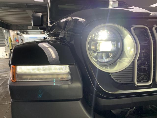 ジープ・ラングラーアンリミテッド サハラ　弊社登録済み未使用車　ワンオーナー　電動サイドステップ装着　レザーシート　シートヒーター　ＡｐｐｌｅＣａｒｐｌａｙ　Ｂｌｕｅｔｏｏｔｈ接続　パワーシート　ＡＣＣ　ＬＥＤヘッドライト　新車保証継承（51枚目）