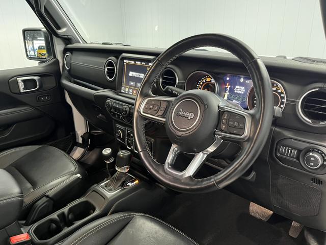 ジープ・ラングラーアンリミテッド サハラ　ワンオーナー　レザーシート　シートヒーター　ＡｐｐｌｅＣａｒＰｌａｙ　Ｂｌｕｅｔｏｏｔｈ　純正ナビゲーション　フルセグ　ＬＥＤヘッドライト　前面衝突警報　アダプティブクルーズコントロール　バックカメラ（6枚目）